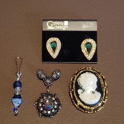 Lot 648: Small Jewelry lot 