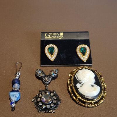 Lot 648: Small Jewelry lot 