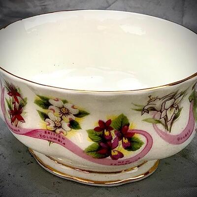 COLLECTOR ALERT!! Vintage Royal Albert - CANADA â€œOur Emblems Dearâ€ Tea Cup w/ Gold Trim