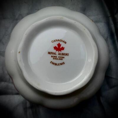 COLLECTOR ALERT!! Vintage Royal Albert - CANADA â€œOur Emblems Dearâ€ Tea Cup w/ Gold Trim