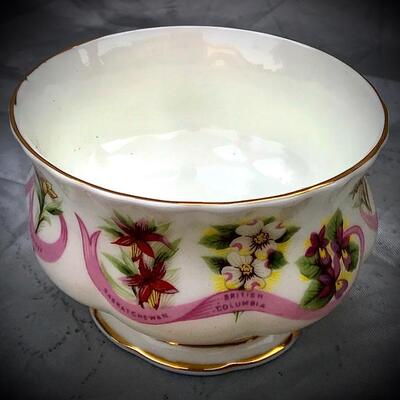 COLLECTOR ALERT!! Vintage Royal Albert - CANADA â€œOur Emblems Dearâ€ Tea Cup w/ Gold Trim