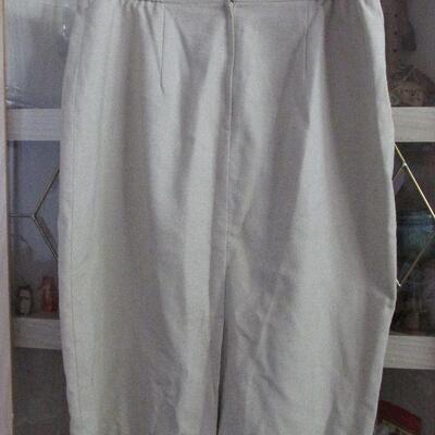 Lot 245- Joan Leslie Skirt. Size 18. No significant wear noticed.