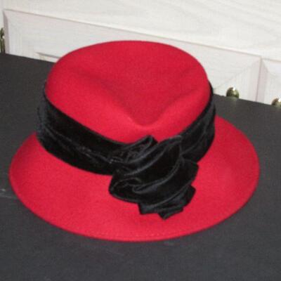 Lot 252- Da Me Hat