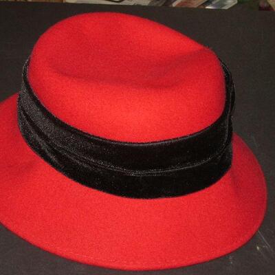 Lot 252- Da Me Hat