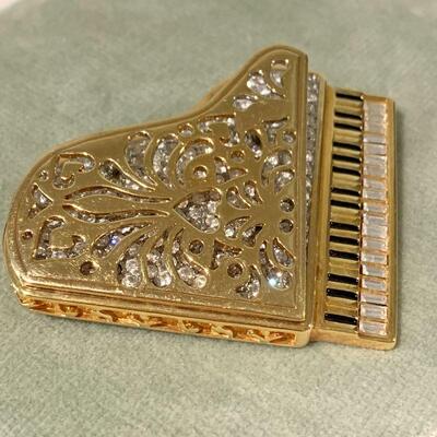 LOT 38. COSTUME JEWELRY SWAROVSKI CRYSTAL GRAND PIANO BROOCH