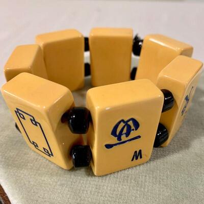 LOT 46 J10. COSTUME JEWELRY BLACK & BUTTERSCOTCH  BAKELITE STRETCH BRACELET MAHJONG TILES