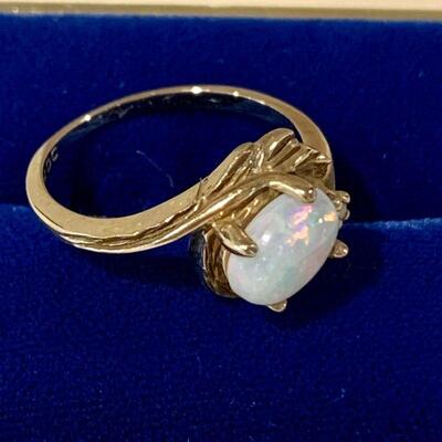 LOT 51 FINE JEWELRY LADIES OPAL & 10K GOLD RING