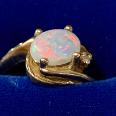 LOT 51 FINE JEWELRY LADIES OPAL & 10K GOLD RING