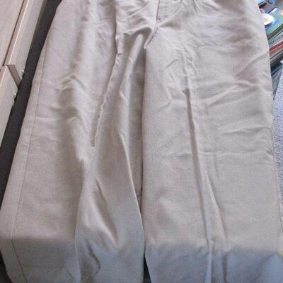 Lot 325- Briggs NY Pants