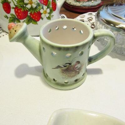 LOT 121  MUSICAL TEAPOTS AND MORE