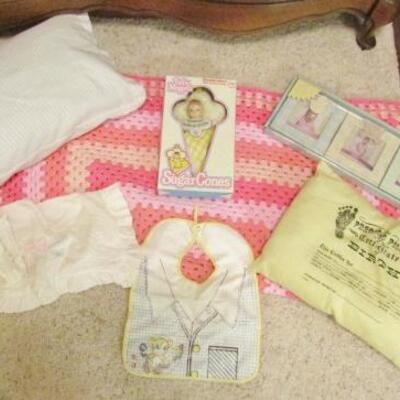 LOT 146  VINTAGE BABY & TODDLER ITEMS