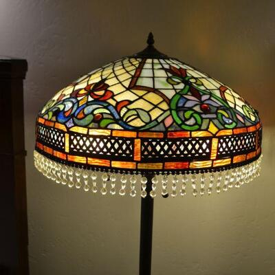 LOT 284. FLOOR LAMP WITH FAUX STAINED GLASS SHADE