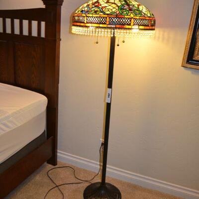 LOT 284. FLOOR LAMP WITH FAUX STAINED GLASS SHADE