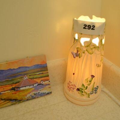 LOT 292. DECORATIVE LIGHT AND SMALL PIECE OF ART