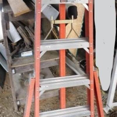 Werner Fiberglass 6ft-10ft 300lb Capacity Extend Height Ladder (A)