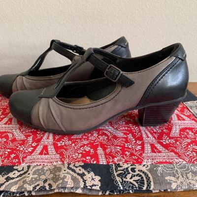 LOT 126  EARTH LEATHER T STRAP PUMPS SIZE 9.5