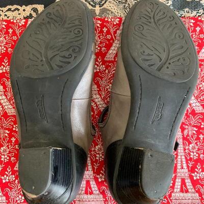 LOT 126  EARTH LEATHER T STRAP PUMPS SIZE 9.5