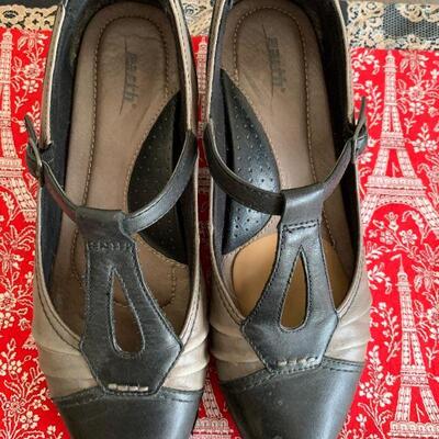 LOT 126  EARTH LEATHER T STRAP PUMPS SIZE 9.5