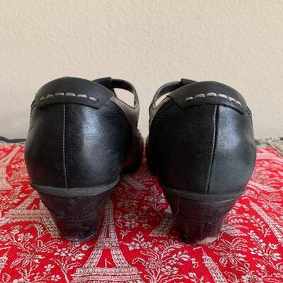 LOT 126  EARTH LEATHER T STRAP PUMPS SIZE 9.5
