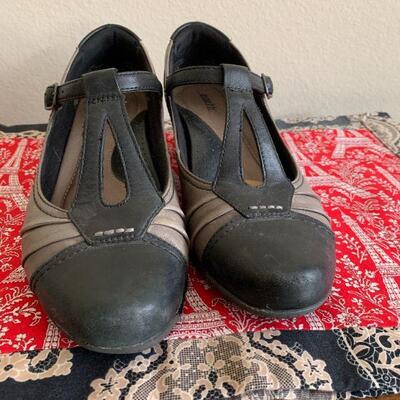 LOT 126  EARTH LEATHER T STRAP PUMPS SIZE 9.5