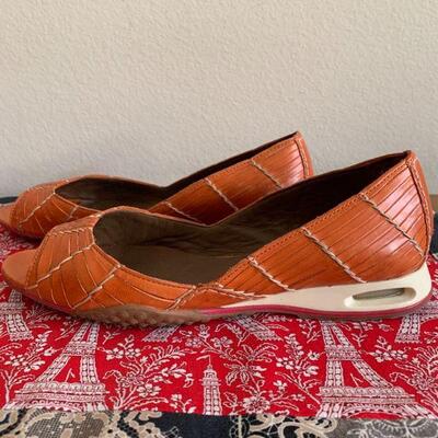 LOT 127  COLE HAAN WEDGE SHOE SIZE 9