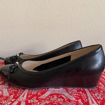 LOT 128  COLE HAAN PATENT WEDGE SHOE SIZE 9