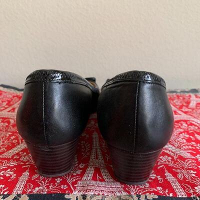 LOT 128  COLE HAAN PATENT WEDGE SHOE SIZE 9