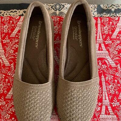 LOT 129  GRASSHOPPERS SIZE 8.5 GRAY WEDGE SHOE 