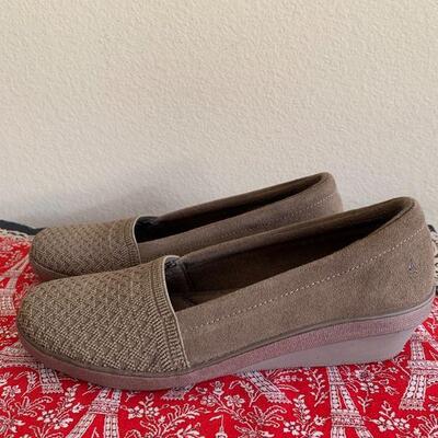 LOT 129  GRASSHOPPERS SIZE 8.5 GRAY WEDGE SHOE 
