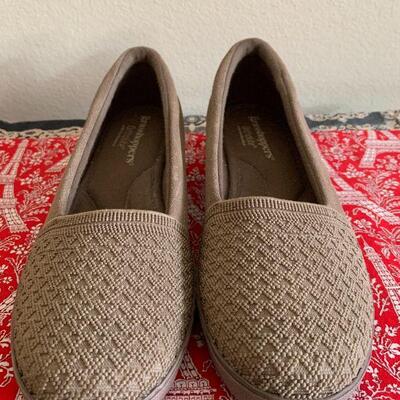LOT 129  GRASSHOPPERS SIZE 8.5 GRAY WEDGE SHOE 