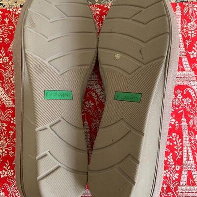 LOT 129  GRASSHOPPERS SIZE 8.5 GRAY WEDGE SHOE 