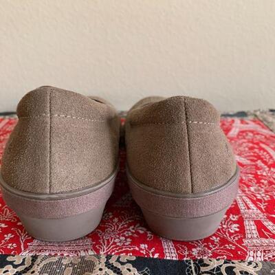 LOT 129  GRASSHOPPERS SIZE 8.5 GRAY WEDGE SHOE 