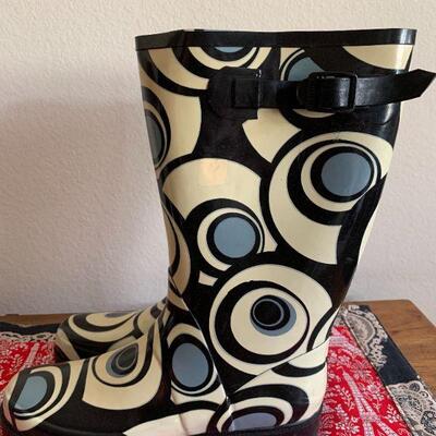 LOT 130  POP ART!  CIRCLE DESIGN RAIN BOOTS SIZE 9