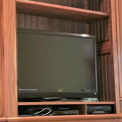 Lot #128  VIZIO 42" Flat Screen Tv w/remote & Panasonic Blu-Ray DVD Player