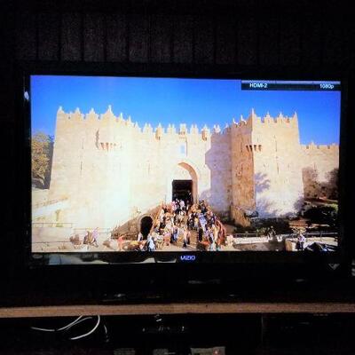 Lot #128  VIZIO 42" Flat Screen Tv w/remote & Panasonic Blu-Ray DVD Player