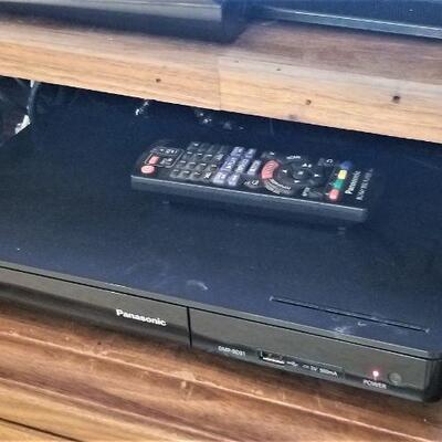Lot #128  VIZIO 42" Flat Screen Tv w/remote & Panasonic Blu-Ray DVD Player