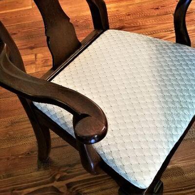 Lot #130  Very Pretty Ethan Allen Queen Anne Dining Room - Table pads