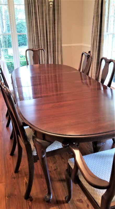 Lot 130 Very Pretty Ethan Allen Queen Anne Dining Room Table