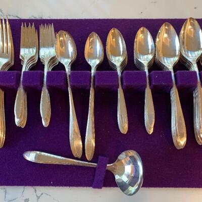 LOT 177 BOXED VINTAGE SILVER PLATE FLATWARE SET