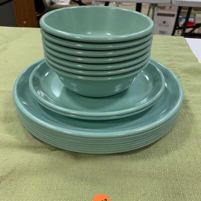#22 Green Rubbermaid Dishes