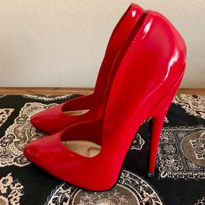 LOT 259 RED PATENT LEATHER STILETTO SKY HI HEELS SIZE 9