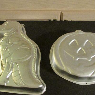 Lot 30- Set of Wilton Decorative Cake Pans