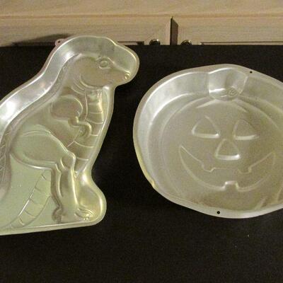 Lot 30- Set of Wilton Decorative Cake Pans