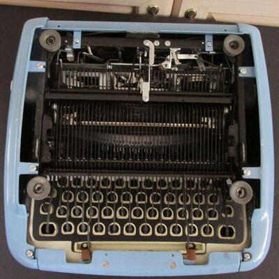 Lot 37- Royal Safari Typewriter