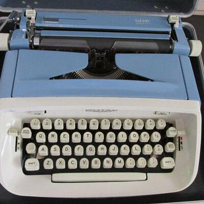 Lot 37- Royal Safari Typewriter