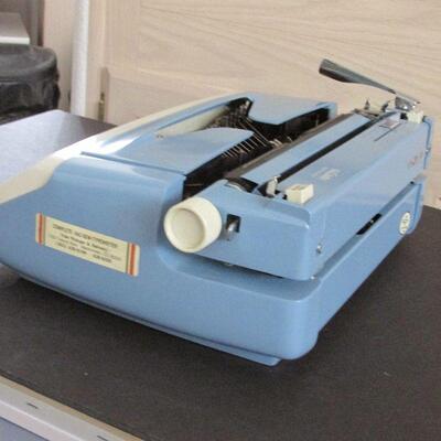 Lot 37- Royal Safari Typewriter