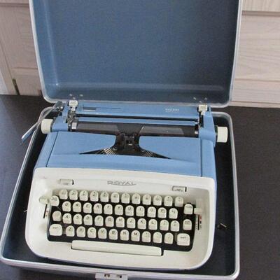 Lot 37- Royal Safari Typewriter