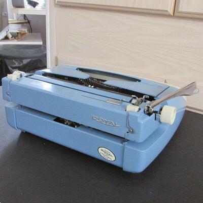 Lot 37- Royal Safari Typewriter