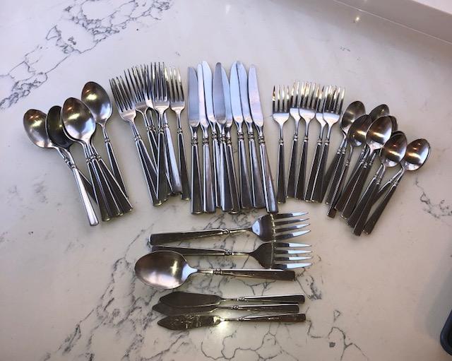 LOT 294 Oneida Stainless Flatware "Easton" Pattern 40+ pcs