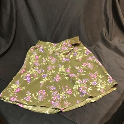 VIntage high waisted short inseam Army green shorts with pink and purple flowers, size M medium 